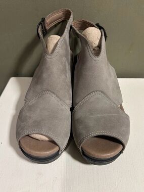 Dansko Women's Vanda Ankle Bootie